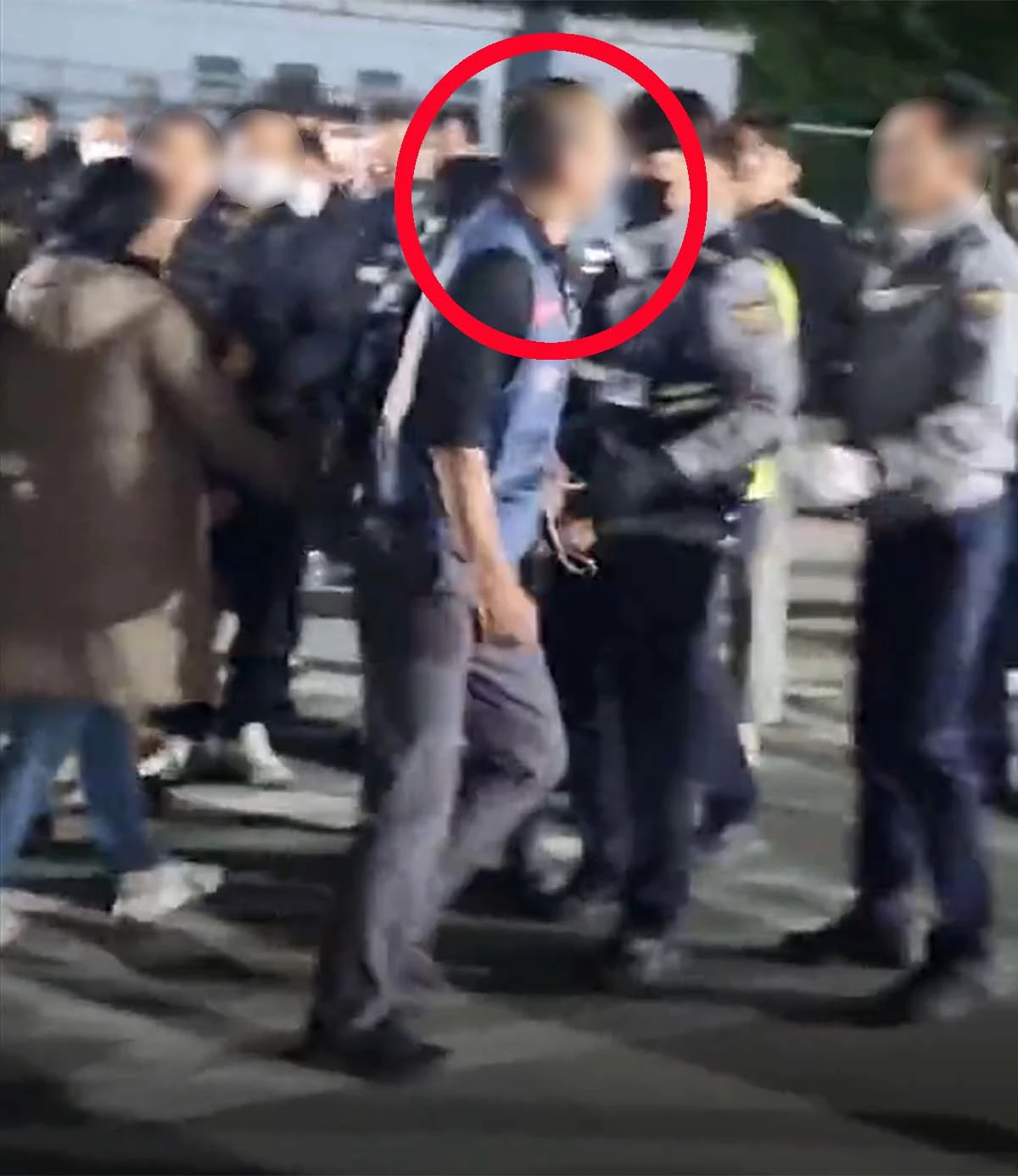 민주노총 택배노조 경기지부장 원모씨가 24일 오후 용인시 수지구 쿠팡 배송캠프 앞에서 쿠팡의 물류배송 자회사인 쿠팡로지스틱스서비스(CLS)의 직원들을 폭행하는 모습을 담은 사진. 독자가 제공한 영상을 캡처한 것이다.