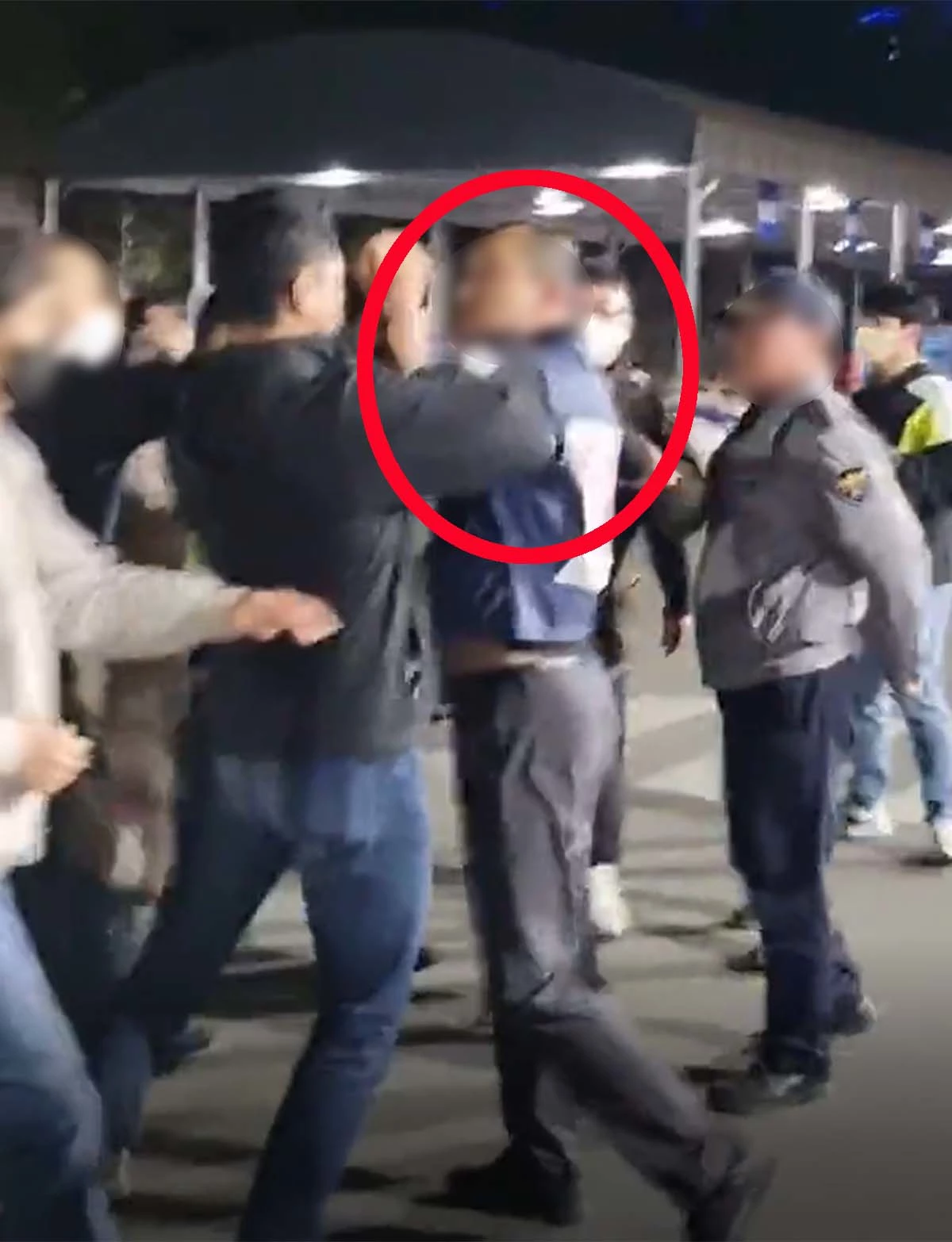 민주노총 택배노조 경기지부장 원모씨가 24일 오후 용인시 수지구 쿠팡 배송캠프 앞에서 쿠팡의 물류배송 자회사인 쿠팡로지스틱스서비스(CLS)의 직원들을 폭행하는 모습을 담은 사진. 독자가 제공한 영상을 캡처한 것이다.