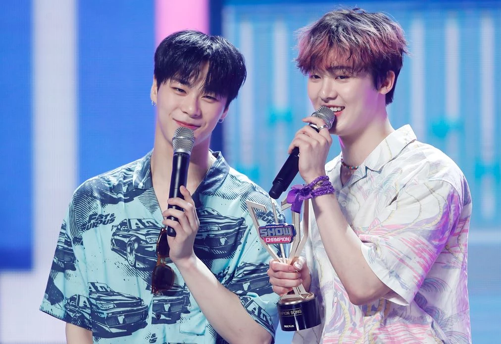 아스트로 문빈, 산하(오른쪽)가 2022년 5월 25일 경기도 고양시 일산 MBC 드림센터에서 열린 ‘쇼챔피언’에서 1위를 차지한 뒤 미소를 짓고 있다. /뉴스1