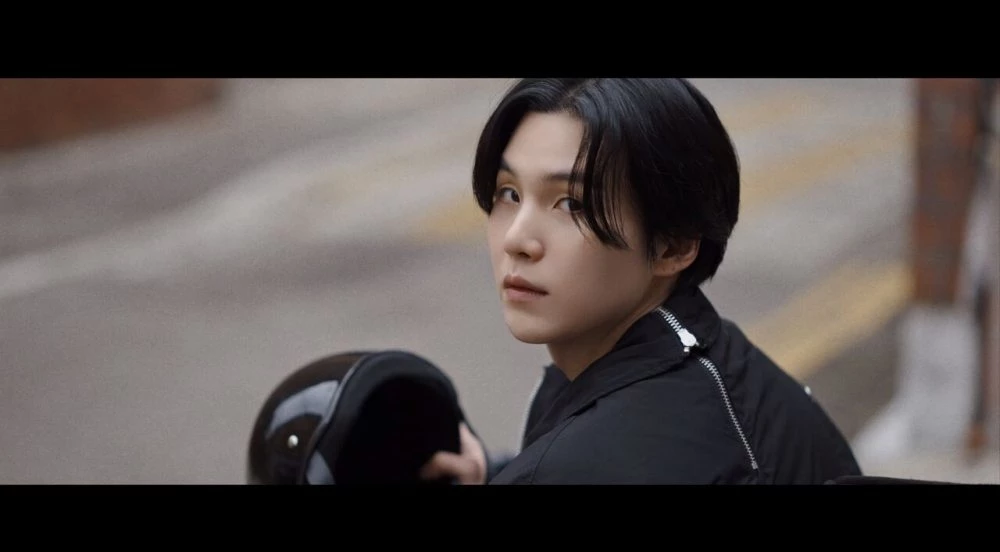 슈가의 실제 교통사고 경험을 뮤직비디오에 담았다.