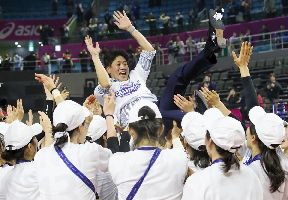 여자프로배구 2022-2023 V리그 챔피언 결정전에서 우승 차지한 한국도로공사. 김종민 감독이 헹가래 받고 있다.