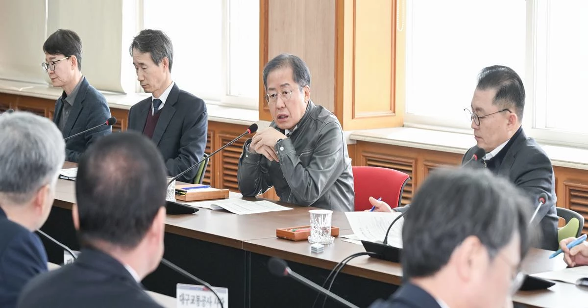 대구광역시는 최근 급성장 중인 서비스로봇 시장에 적극 대응하기 위해 ‘서비스로봇산업 육성 사업(사업명: 로봇산업 가치사슬 확장 및 상생시스템 구축사업)’을 본격 추진한다. 사진은 간부회의 주재하는 홍준표 대구시장/대구시