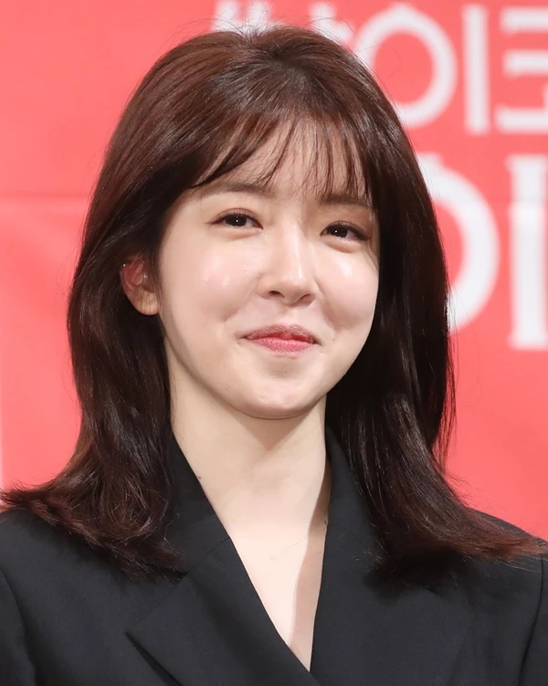 정인선이 2019년 tvN 드라마 '싸이코패스 다이어리' 제작발표회에 참석해 포즈를 취하고 있다. / 뉴스 1