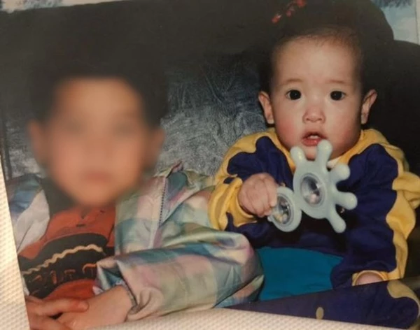 친오빠와 사진 찍고 있는 유년기 시절 정인선