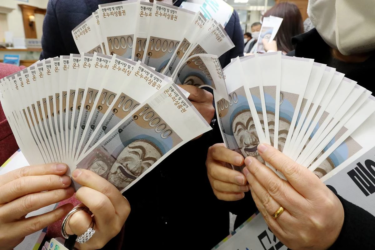 “주작 같겠지만 실화”... 근로자의 날 기념 상품권 줬다 뺏은 레전드 회사 | 위키트리