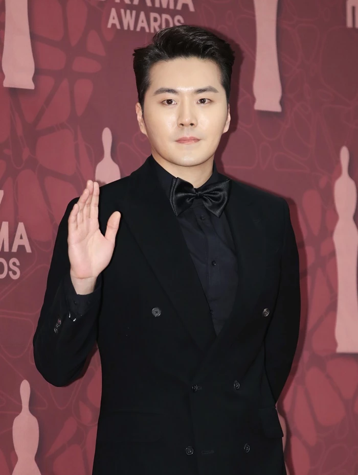 이루가 ‘2017 MBC 연기대상’ 레드카펫 행사에 참석해 포즈를 취하고 있다. / 뉴스1