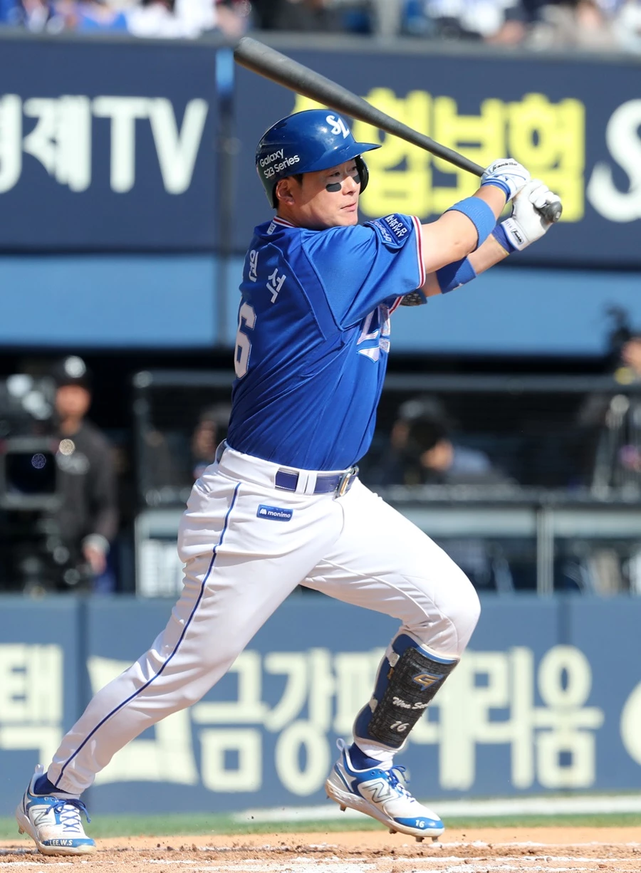 이원석이 지난 9일에 서울 송파구 잠실야구장에서 열린 2023 신한 SOL KBO리그 삼성 라이온즈와 LG 트윈스의 경기에서 6회 초 1사 1루에서 안타를 치고 있다.