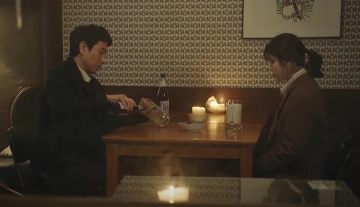 아이유 잔은 거품만 가득 따라줘 놓고 본인 잔은 멀정히 잘 따르는 이선균