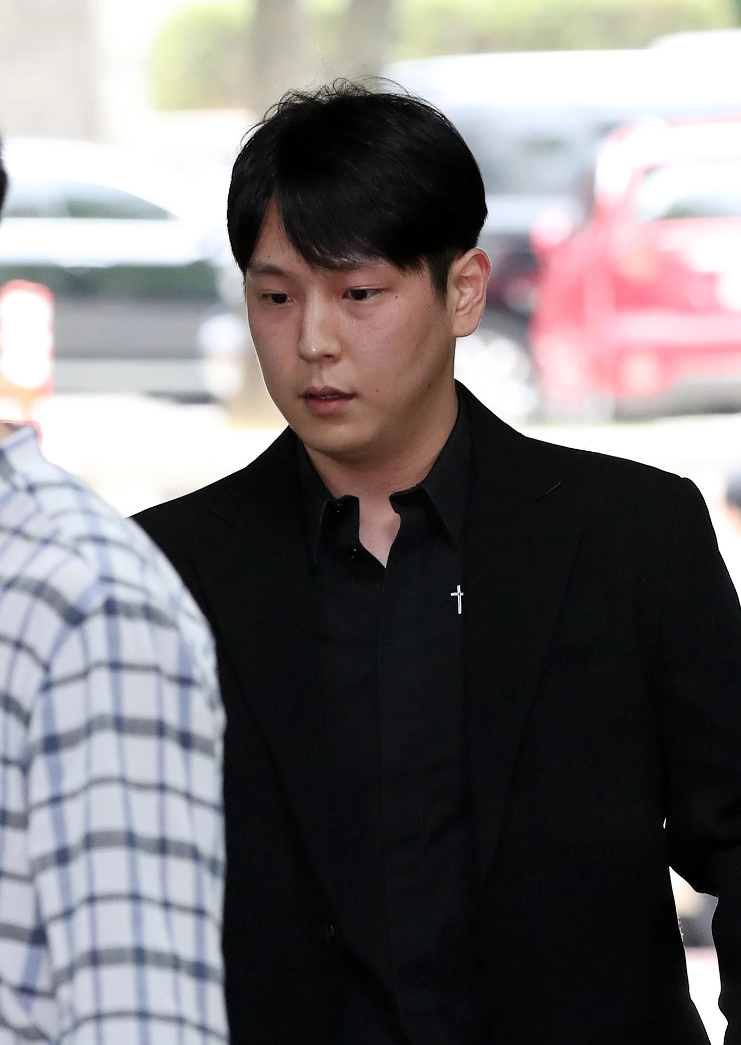 20대 여성을 성추행한 혐의로 재판에 넘겨진 그룹 B.A.P 출신 힘찬이 2019년 7월 12일 서울 서초구 서울중앙지방법원에서 열린 강제추행 관련 1회 공판기일에 출석한 모습이다. / 이하 뉴스1