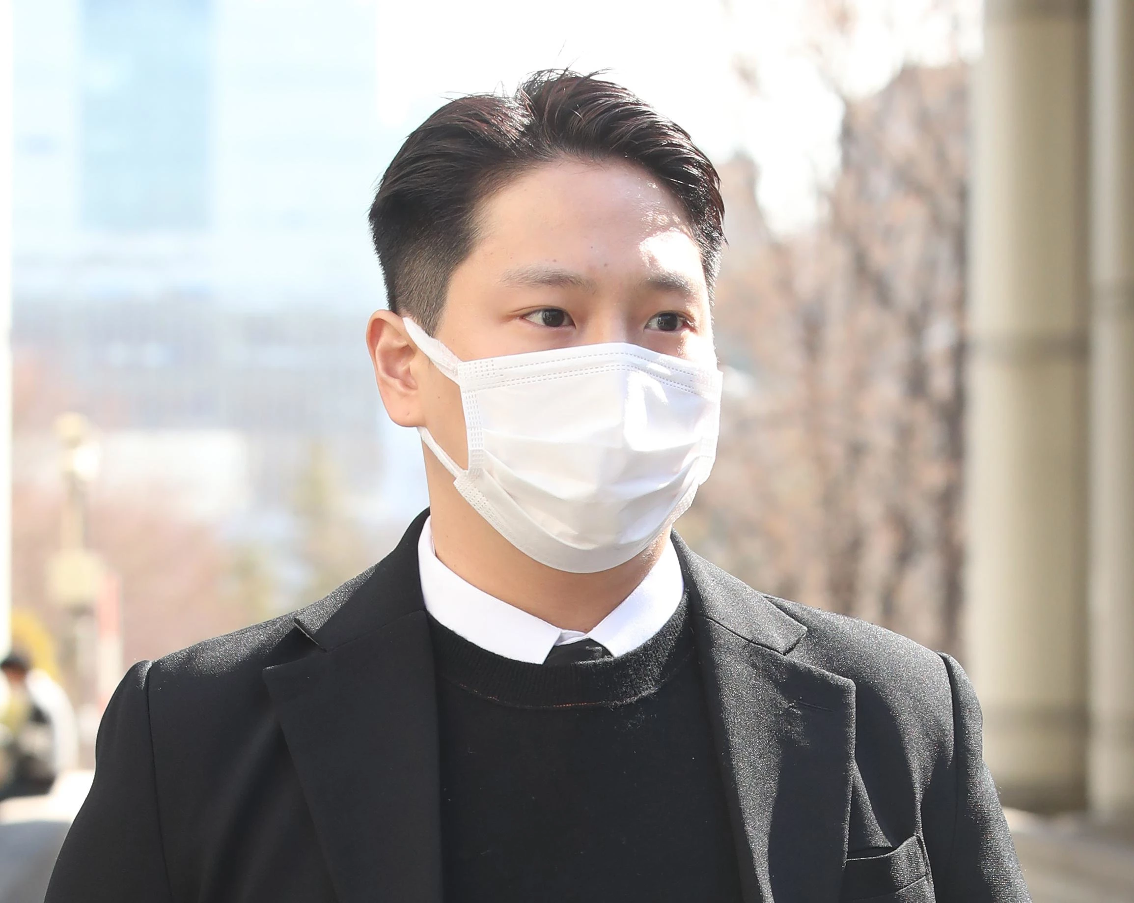 2023년 2월 24일 오후 서울 서초구 서울중앙지방법원에서 열린 1심 선고 공판을 위해 법정에 들어선 힘찬