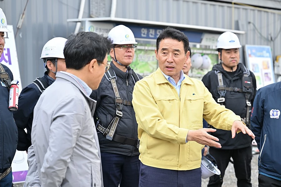 백영현 포천시장(가운데)