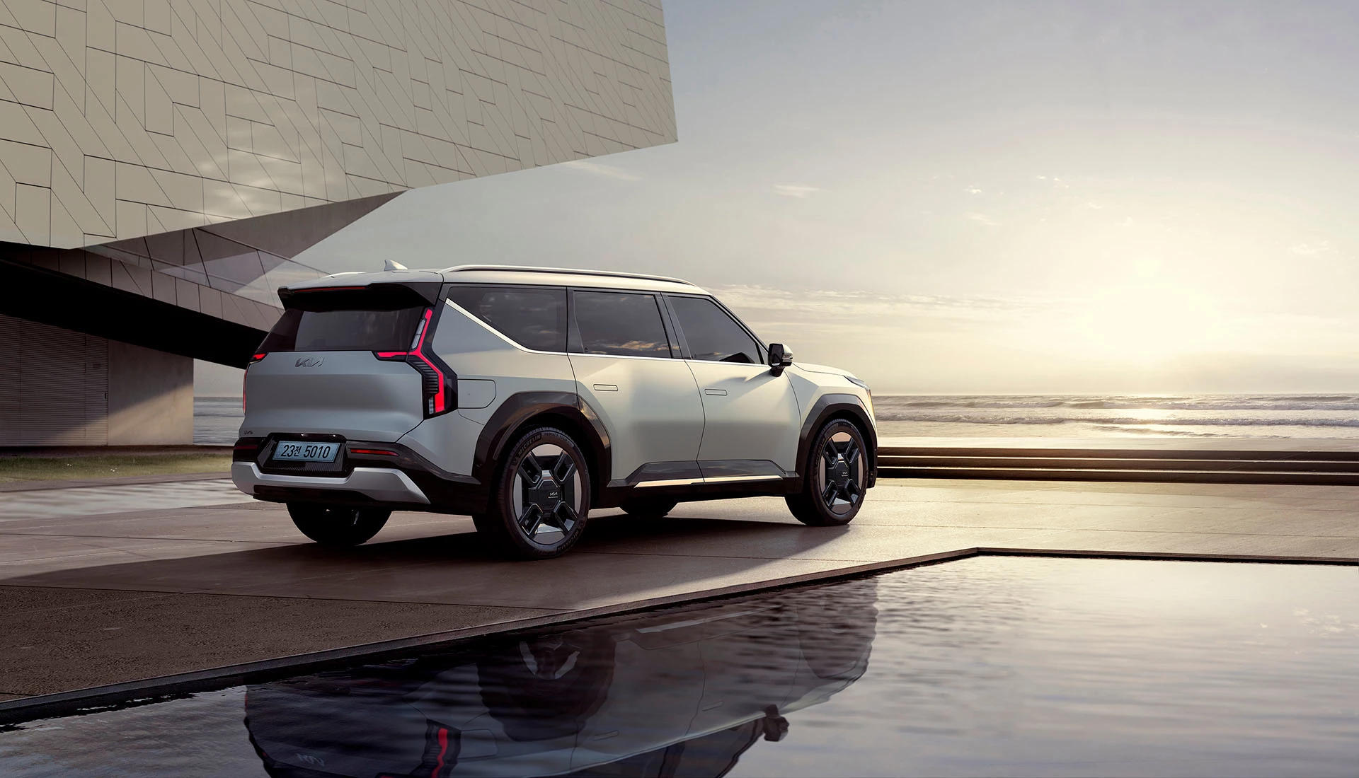 EV9 기본형 모델의 후측면 / 기아