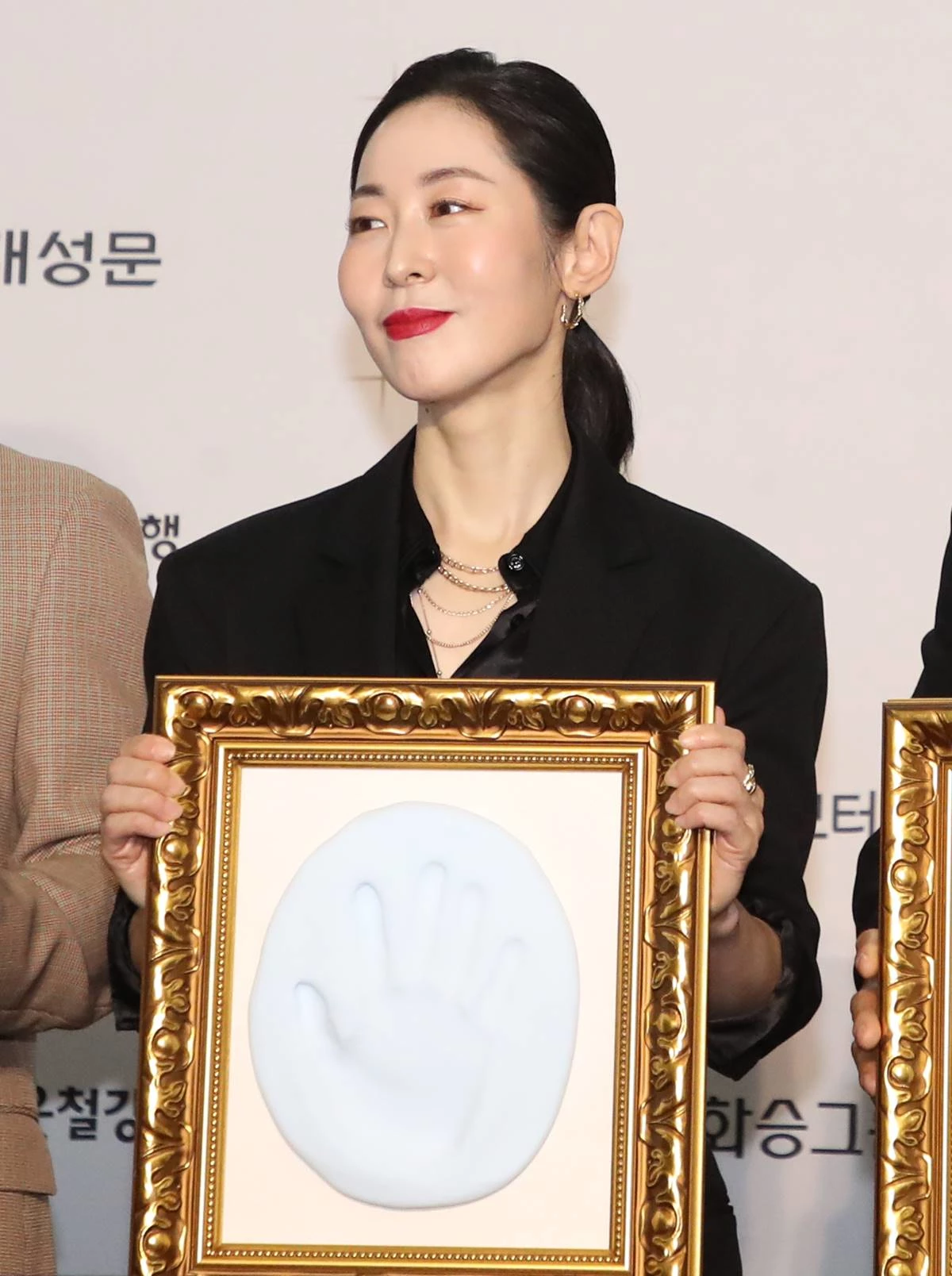 배우 강말금이 2021년 10월 7일 오후 부산 해운대구 벡스코 제1전시장에서 열린 '2021 부일영화상'에서 핸드프린팅 후 기념촬영을 하고 있다. / 뉴스1