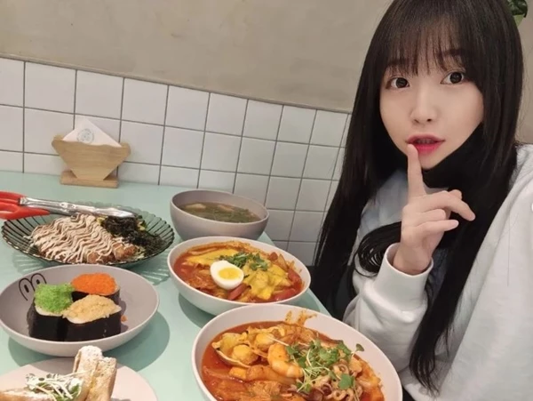 쯔양이 자신의 분식 가게인 '정원분식'에서 인증샷을 찍고 있다. / 쯔양 인스타그램