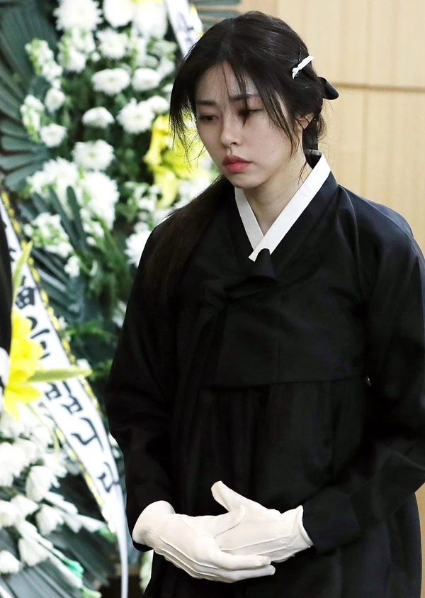 2일 오전 열린 아버지 고 서세원의 영결식에서 슬픔에 잠긴 서동주 / 이하 뉴스 1