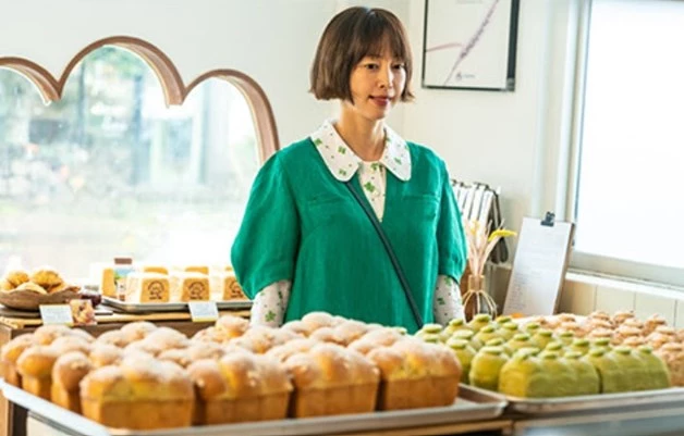 고등학교 교사 박하경(이나영)은 토요일 딱 하루 걷고, 먹고, 멍 때리는 여행에서 예상치 못한 다양한 사건과 특별한 만남을 겪는 인물이다