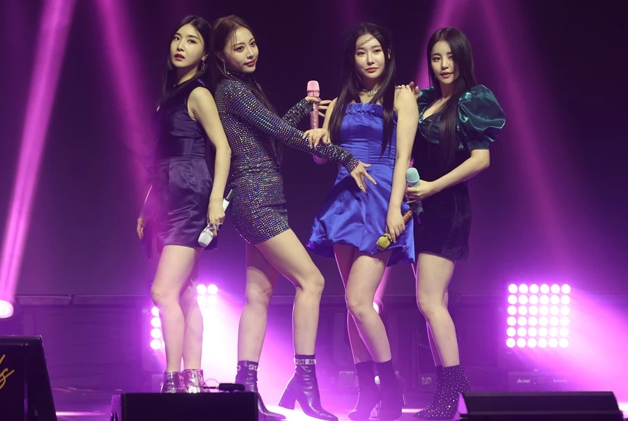 브레이브걸스가 지난해 3월 23일 서울 양천구 목동 로운 아트홀에서 열린 미니 6집 'THANK YOU' 발매 기념 시사회에서 타이틀곡 'THANK YOU' 무대를 선보이고 있다. / 이하 연합뉴스
