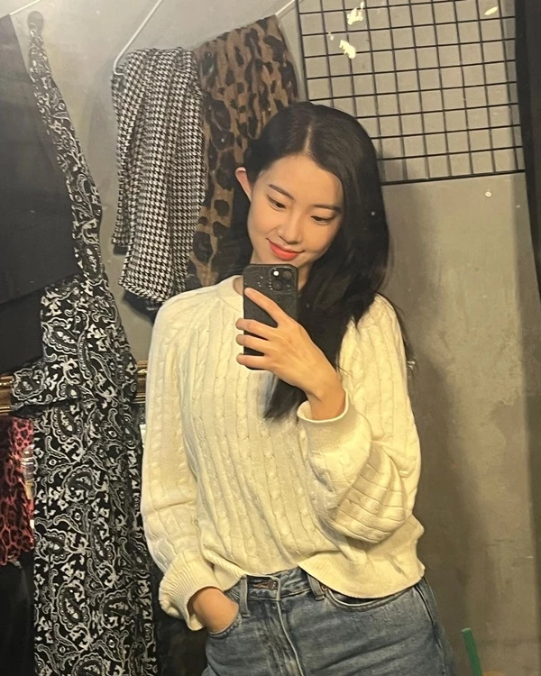 김민아가 SNS에 올린 거울 셀카