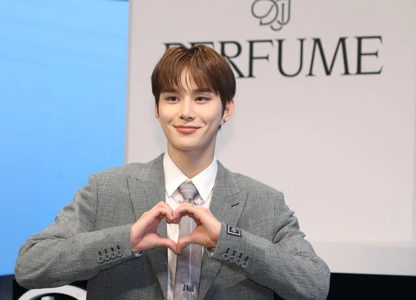 NCT 도재정 정우가 지난달 16일 스페셜 론칭쇼 포토콜 행사에서 포즈를 취하고 있다. / 뉴스 1