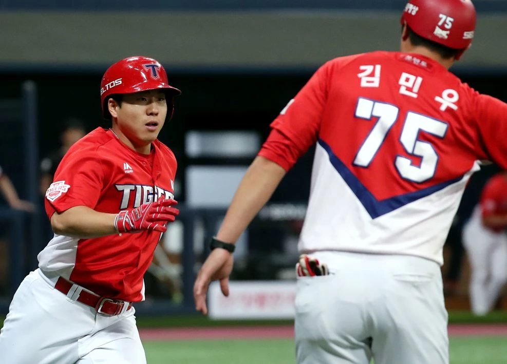 기아 타이거즈 외야수 이창진(왼쪽)과 김민우 코치 / 뉴스1