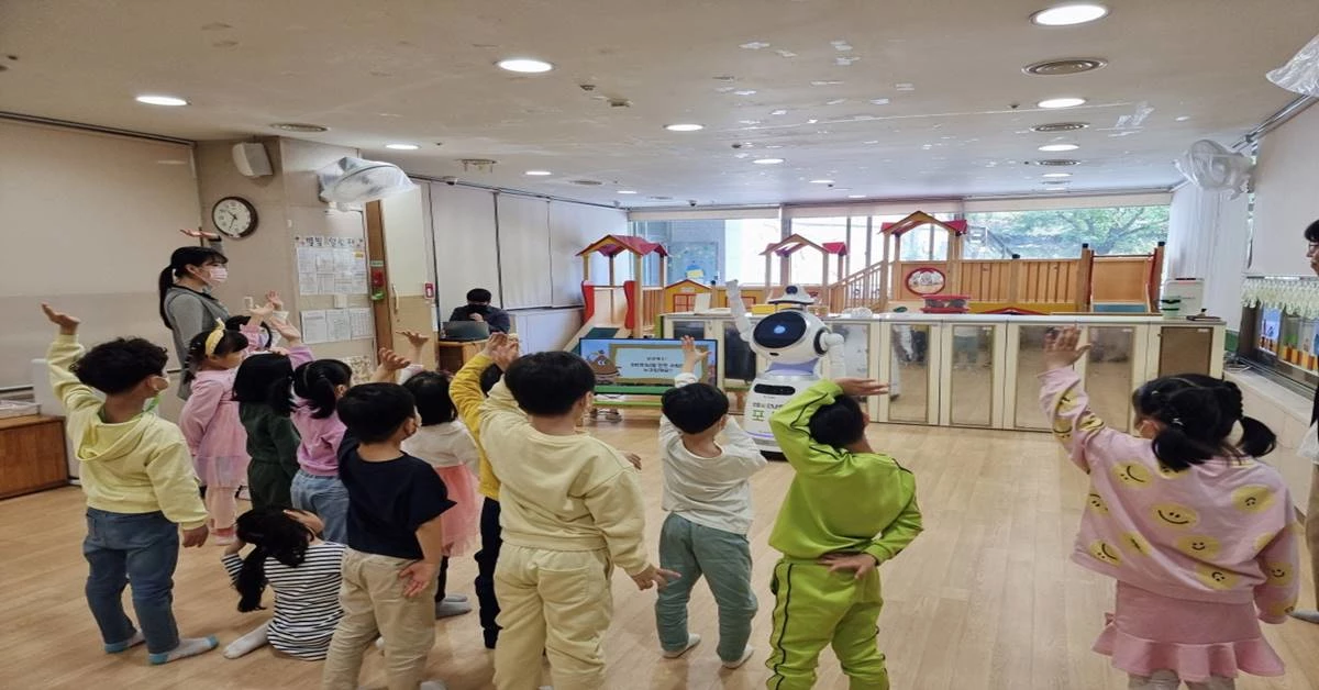 포항시청에서 운영 중인 포항시 안내 로봇(이하 ‘포봇’)이 어린이날을 앞두고 4일 시청어린이집을 방문했다./포항시