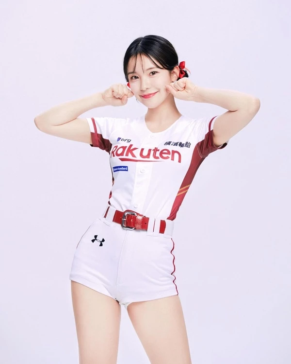 이다혜가 라쿠텐 몽키스 유니폼을 입고 포즈를 취하고 있다.