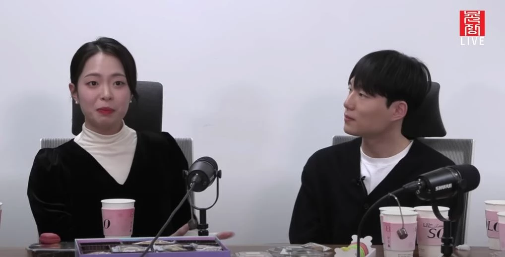 SBS PLUS·ENA '나는 솔로' 12기 현숙과 영호가 종영 이후 진행한 라이브 방송에서 이야기를 하고 있다. / 유튜브 '촌장엔터테인먼트TV'