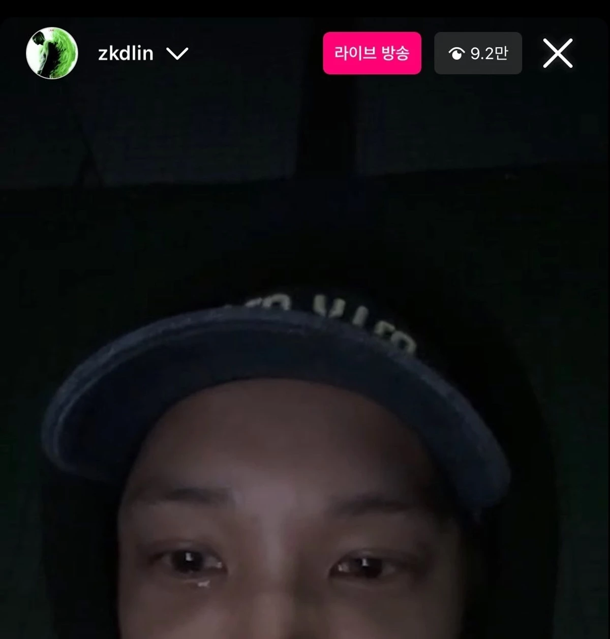 라이브 방송 도중 눈물을 흘리는 카이 / 카이 인스타그램 라이브 캡처.