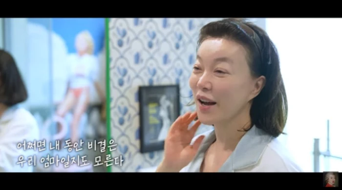 이하 자택 공개한 최화정의 모습 / 유튜브 '공부왕찐천재 홍진경'