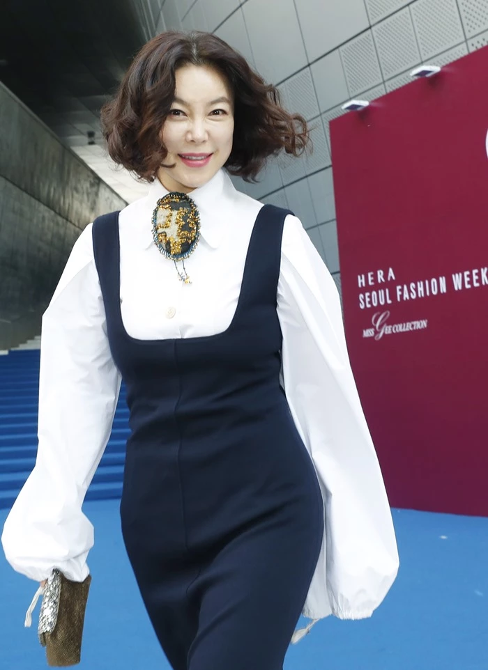 배우 최화정이 20일 오후 서울 중구 동대문디자인플라자에서 2018 S/S 헤라서울패션위크 미스지 컬렉션에 참석해 포즈를 취하고 있다. 2017.10.20./뉴스1