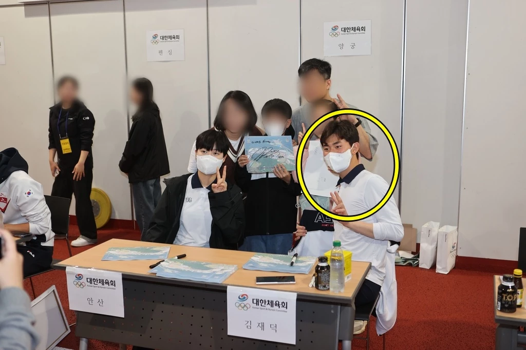 어린이날인 5일 충북 진천 국가대표선수촌에서 열린 '국가대표 선수촌 어린이날 한마음 대축제' 행사에 참여한 김제덕(노란색 동그라미) 선수. 이름표에 '김재덕'으로 오타가 나 있다.  / 연합뉴스-대한체육회 제공