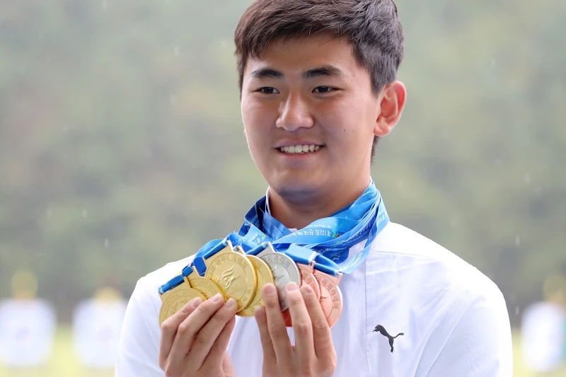 김제덕(당시 경북선수단 소속)이 2021년 10월 열린 제102회 전국체육대회 양궁 남자 고등부 개인전에 출전해 획득한 메달 7개(금메달 4·은메달 1·동메달 2개)를 들고 포즈를 취하고 있다.