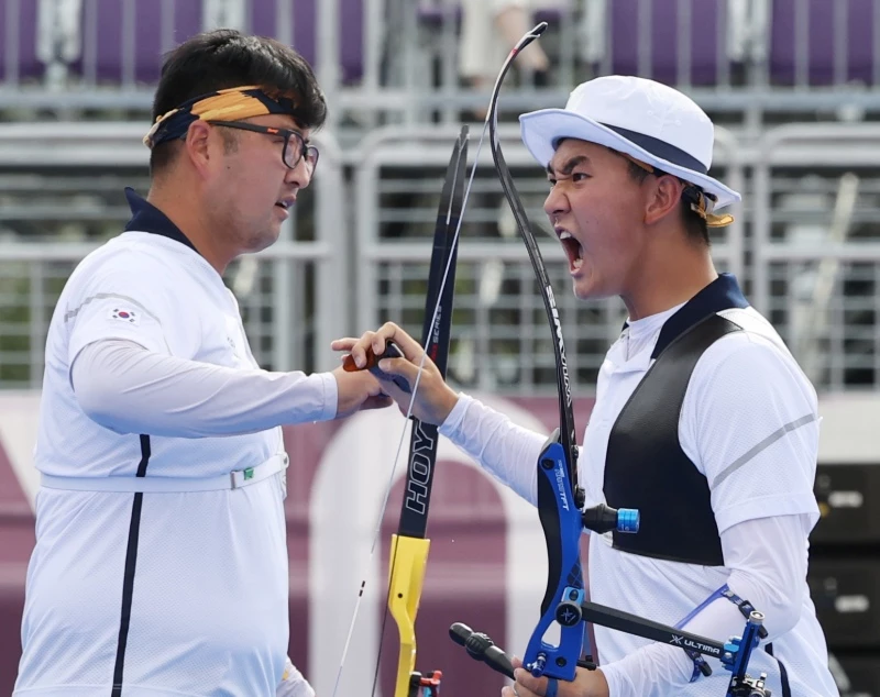 김우진(왼쪽) 선수와 '화이팅'을 외치는 김제덕