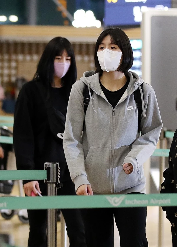 이재영, 이다영 자매가 2021년 그리스로 출국하고 있다. / 뉴스 1