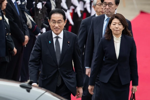 기시다 후미오 일본 총리 내외가 7일 경기 성남시 서울공항에 도착해 이동하고 있다. / 뉴스 1