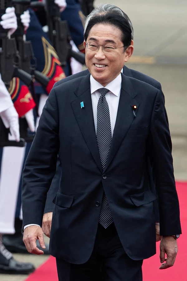 기시다 후미오 일본 총리가 7일 경기 성남시 서울공항에 도착해 이동하고 있다. / 이하 뉴스 1