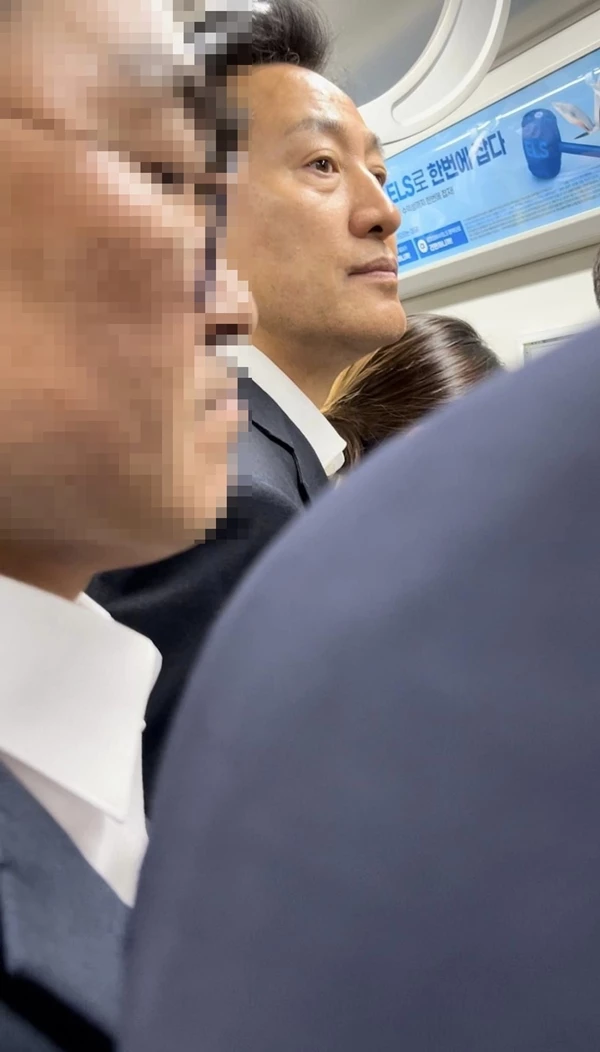 지하철 9호선 급행열차에 탑승한 오세훈 서울시장