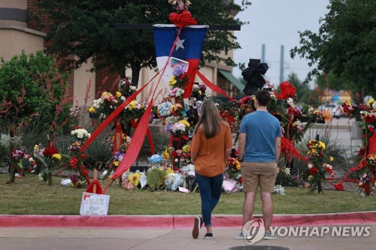 미국 텍사스주 댈러스에 위치한 앨런 프리미엄 아웃렛에 놓인 '총기 참사' 애도 꽃들 / AFP=연합뉴스