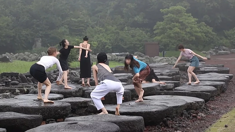 2023 제주국제즉흥춤축제 홍보 영상 캡처. 자연에 어우러져 사람들이 즉흥춤을 선보이고 있다. / 아이팝 공식 홈페이지-유튜브 '최종은'