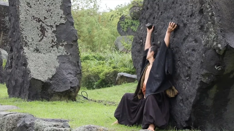 제주의 돌을 배경으로 즉흥춤을 선보이고 있다. / 아이팝 공식 홈페이지-유튜브 '최종은'