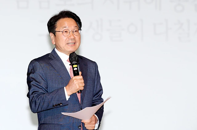 강기정 광주광역시장이 9일 오전 시청 대회의실에서 열린 5월중 정례조회에 참석해 ‘5·18, 그날이 오늘 우리에게 전하는 메시지’를 주제로 5‧18 행사에 대한 의미와 참여를 당부했다./광주광역시 제공