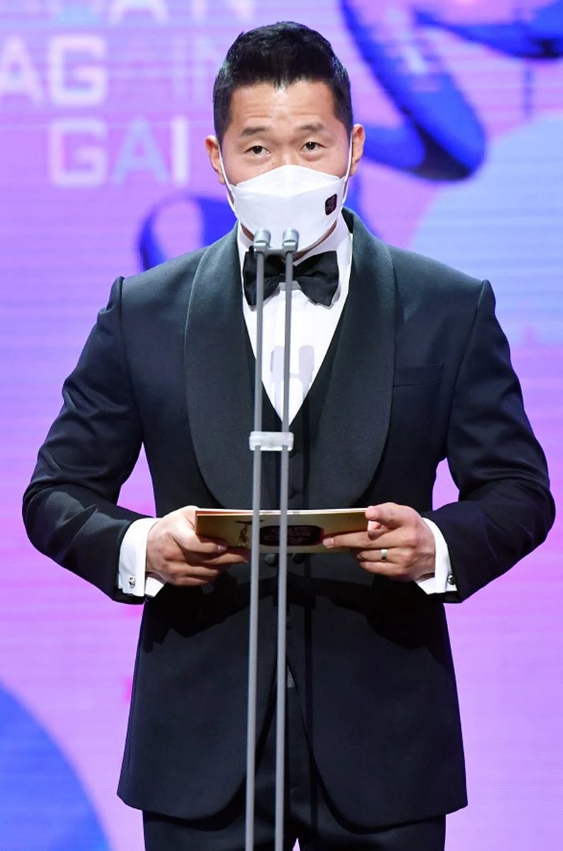 동물 훈련사 강형욱이 서울 영등포구 여의도 KBS에서 열린 '2020 KBS 연예대상'에 참석해 수상자를 발표하고 있다 / 뉴스1 (KBS 제공)