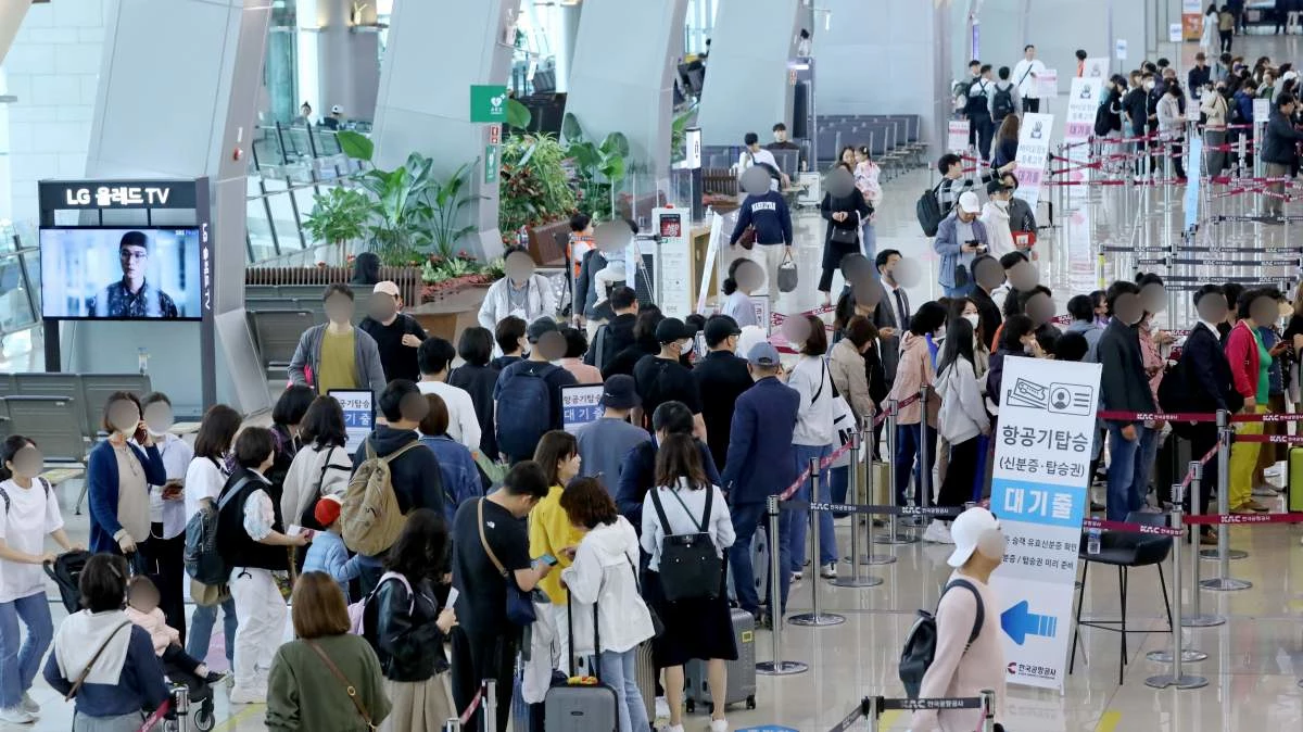 여행객으로 북적이는 김포공항 / 이하 뉴스1