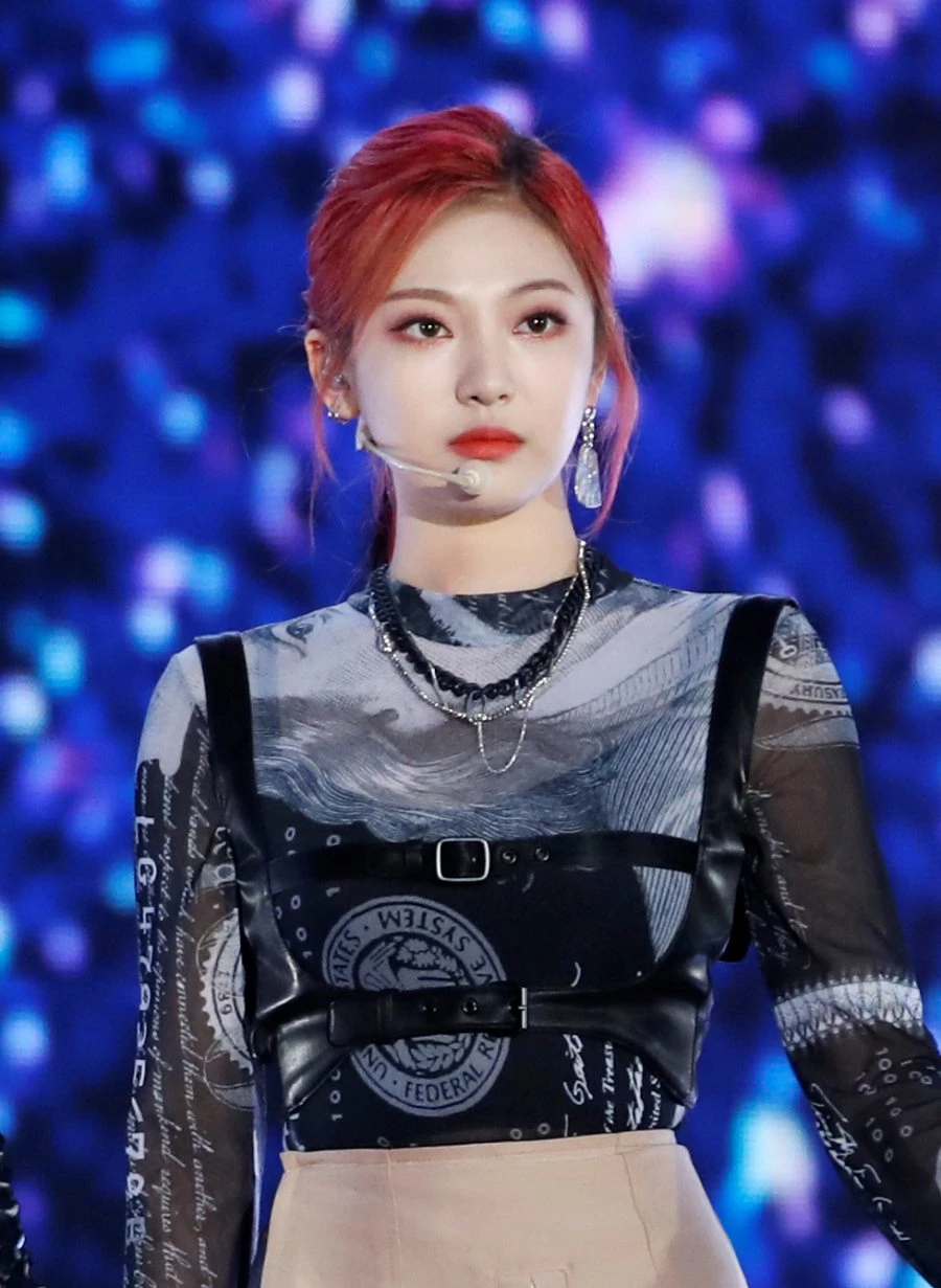 메이크업을 바꾸기 전 닝닝 모습.