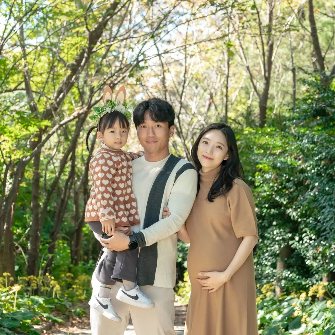 이유경 JTBC 스포츠 아나운서가 남편인 정혁 서울 이랜드 FC 필드코치, 첫째 딸과 함께 포즈를 취하고 있다. 둘째 딸을 낳기 전에 찍어 인스타그램에 올린 사진이다.