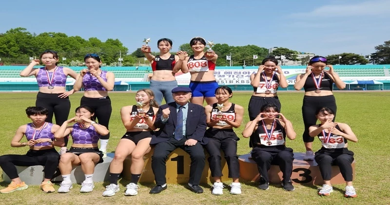 1600M 계주 시상식의 포항시청육상선수단 / 포항시 제공