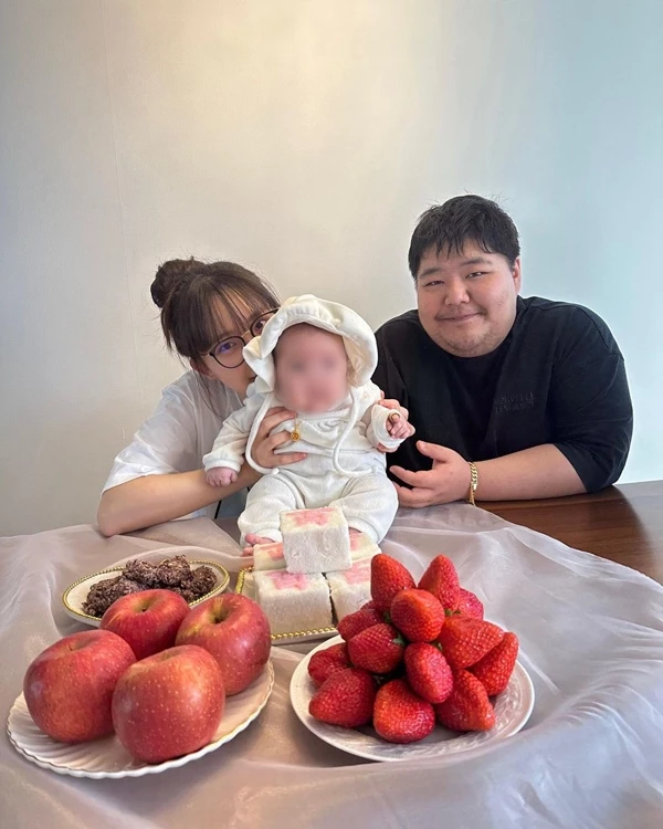 공혁준, 산범 부부가 딸의 100일을 축하하고 있다. / 이하 산범 인스타그램