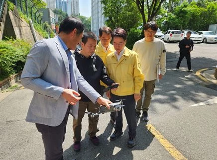 부산도시공사 김용학 사장은 10일‘대한민국 안전大전환 집중안전점검’이 실시되고 있는 현장을 찾아 점검에 직접 참여하고 추진상황을 점검했다.  / 사진제공=부산도시공사