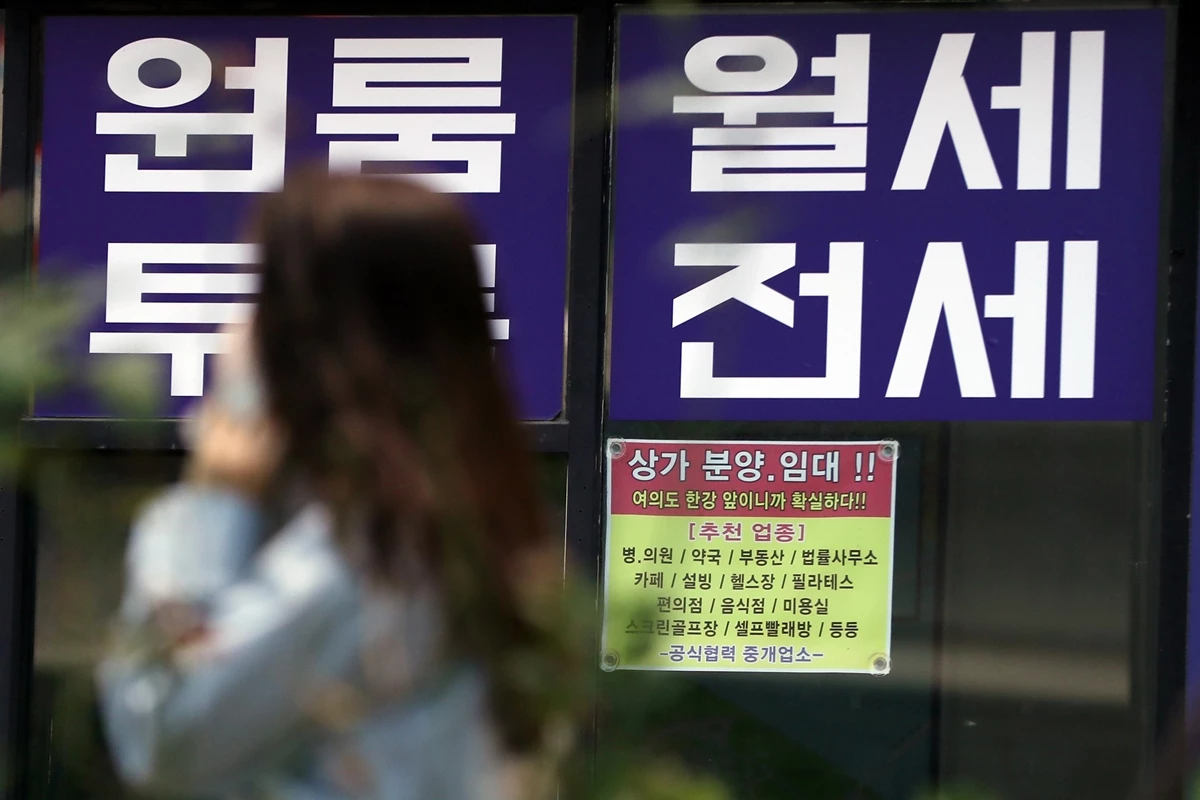서울 영등포구 소재 공인중개사 사무소 앞으로 시민들이 지나가고 있다.