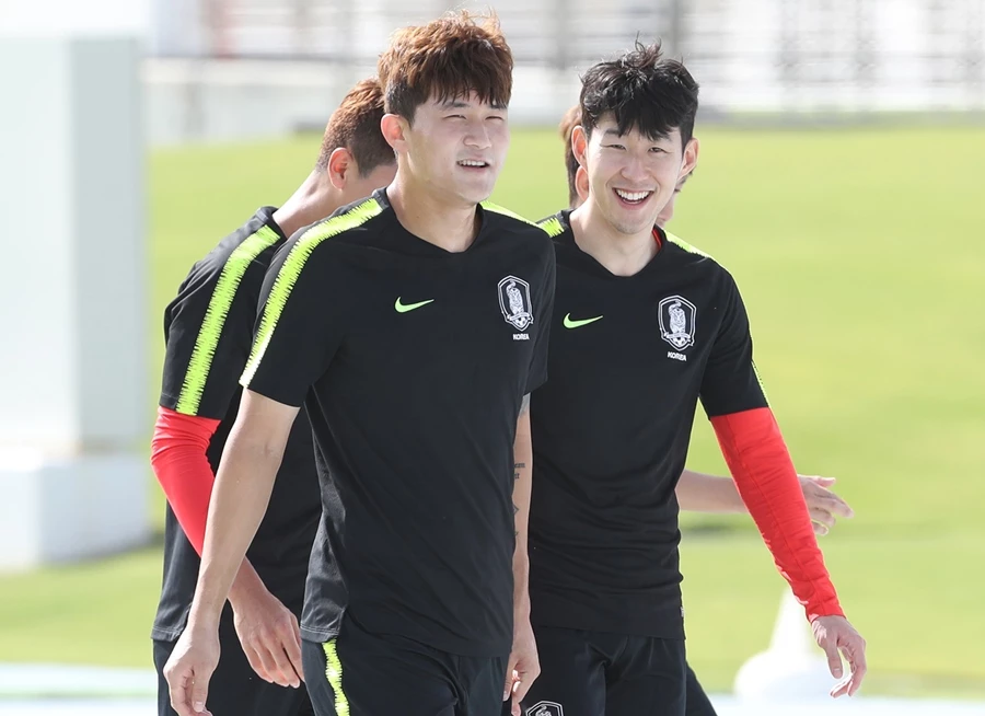 손흥민과 김민재와 2019년 1월 18일(현지 시각) 아랍에미리트 두바이 NAS 스포츠 컴플렉스에서 열린 축구 국가대표팀 회복훈련에서 근력운동 코스로 이동하며 대화하고 있다. / 이하 연합뉴스